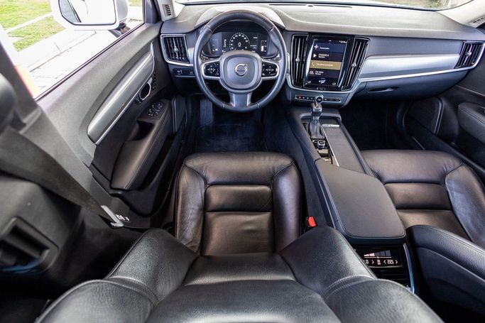 Подержанный Volvo S90 II, 2.0 л, 2017 в Дубае от Linda Cars Белый цвет. GCC | AUTO.AE