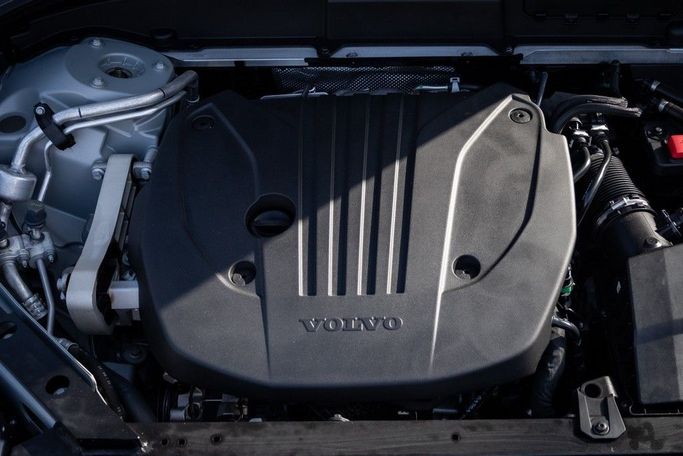 Подержанный Volvo XC60 II Рестайлинг, 2.0 л, 2024 в Дубае от Linda Cars Серый цвет. GCC | AUTO.AE
