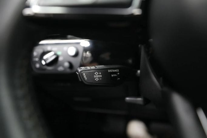 Подержанный Audi A4 40 TFSI V (B9) Рестайлинг, 2.0 л, 2020 в Шардже от Al Qassem Cars Trading Белый цвет. Корейская | AUTO.AE