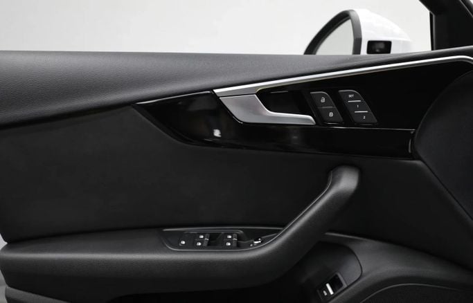 Подержанный Audi A4 40 TFSI V (B9) Рестайлинг, 2.0 л, 2020 в Шардже от Al Qassem Cars Trading Белый цвет. Корейская | AUTO.AE