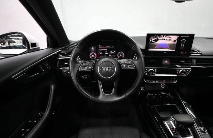 Подержанный Audi A4 40 TFSI V (B9) Рестайлинг, 2.0 л, 2020 в Шардже от Al Qassem Cars Trading Белый цвет. Корейская | AUTO.AE
