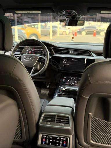 Подержанный Audi e-tron 50 I, 2023 в Шардже от Istanbul Elite Used Cars Белый цвет. Канадская | AUTO.AE
