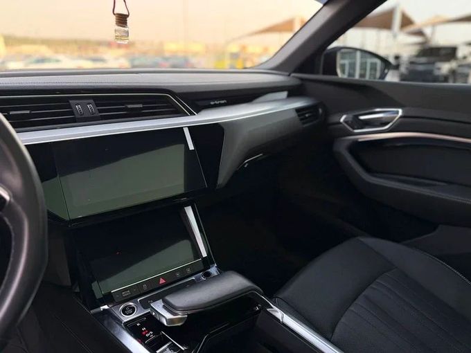Подержанный Audi e-tron 50 I, 2023 в Шардже от Istanbul Elite Used Cars Белый цвет. Канадская | AUTO.AE
