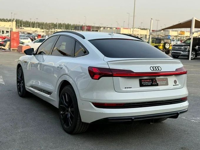 Подержанный Audi e-tron 50 I, 2023 в Шардже от Istanbul Elite Used Cars Белый цвет. Канадская | AUTO.AE
