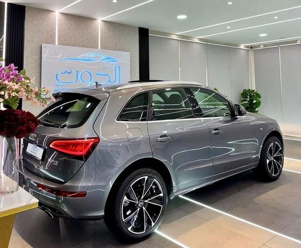 Used Audi Q5 I (8R) Facelift, 3.0 l, 2015 in Sharjah by Ayoon Alhoot Motors, Grey color. GCC Specs | AUTO.AE