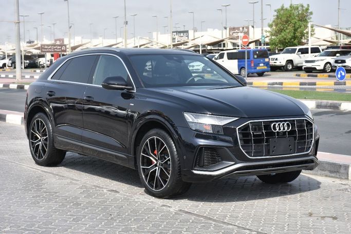 Подержанный Audi Q8 55 TFSI I, 3.0 л, 2021 в Шардже от Alfaris Used Cars Черный цвет.  | AUTO.AE