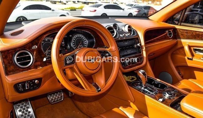 Подержанный Bentley Bentayga I, 4.0 л, 2017 в Шардже от Alnujoom Al Malakiah Used Cars Белый цвет. GCC | AUTO.AE