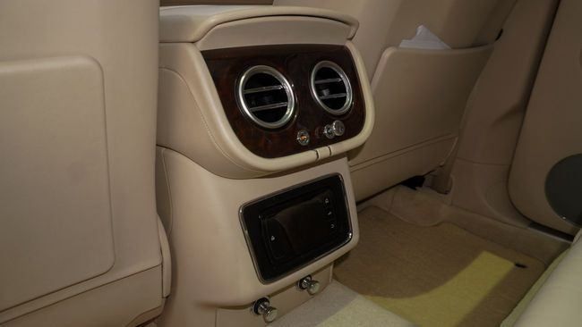 Подержанный Bentley Bentayga I, 6.0 л, 2017 в Шардже от Alnujoom Al Malakiah Used Cars Белый цвет. GCC | AUTO.AE