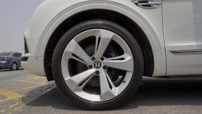 Подержанный Bentley Bentayga I, 6.0 л, 2017 в Шардже от Alnujoom Al Malakiah Used Cars Белый цвет. GCC | AUTO.AE