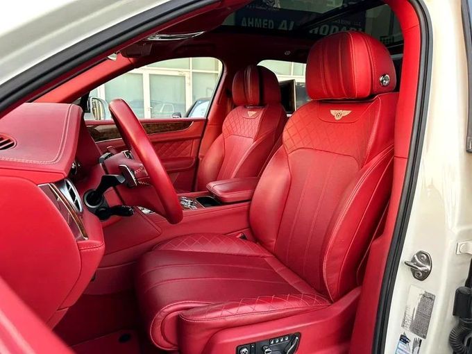 Подержанный Bentley Bentayga Speed I, 6.0 л, 2017 в Шардже от Ahmad alkhodari Motors Белый цвет. GCC | AUTO.AE