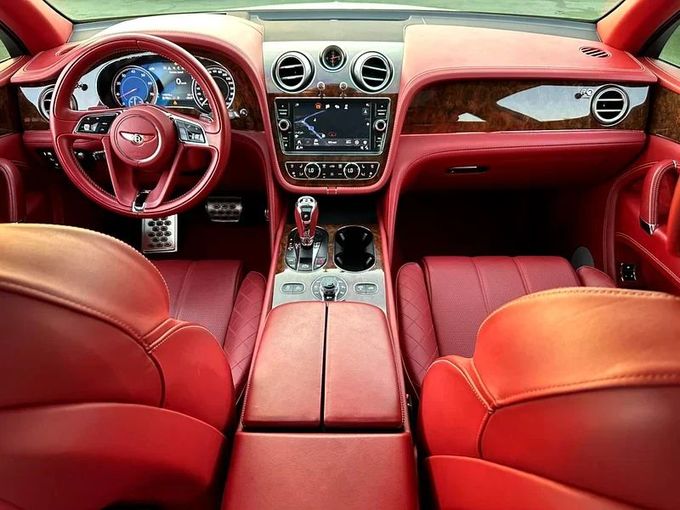 Подержанный Bentley Bentayga Speed I, 6.0 л, 2017 в Шардже от Ahmad alkhodari Motors Белый цвет. GCC | AUTO.AE