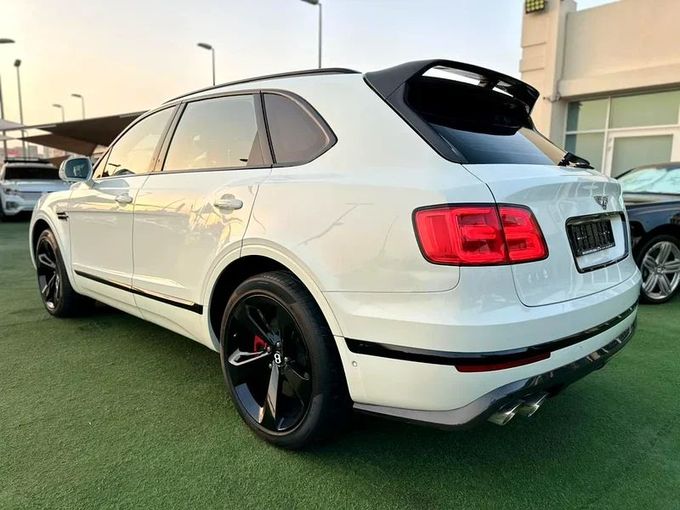 Подержанный Bentley Bentayga Speed I, 6.0 л, 2017 в Шардже от Ahmad alkhodari Motors Белый цвет. GCC | AUTO.AE