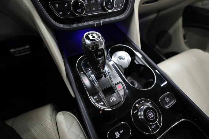 Подержанный Bentley Bentayga I, 6.0 л, 2018 в Шардже от Al Qassem Cars Trading Синий цвет. GCC | AUTO.AE