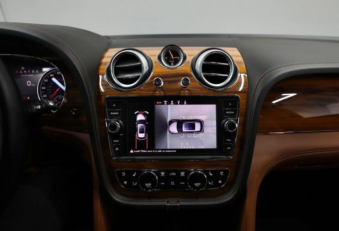 Подержанный Bentley Bentayga I, 6.0 л, 2020 в Шардже от Al Qassem Cars Trading Черный цвет. Американская | AUTO.AE