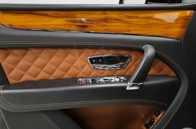 Подержанный Bentley Bentayga I, 6.0 л, 2020 в Шардже от Al Qassem Cars Trading Черный цвет. Американская | AUTO.AE