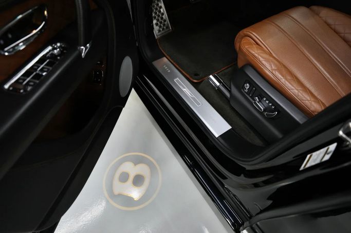 Подержанный Bentley Bentayga I, 6.0 л, 2020 в Шардже от Al Qassem Cars Trading Черный цвет. Американская | AUTO.AE