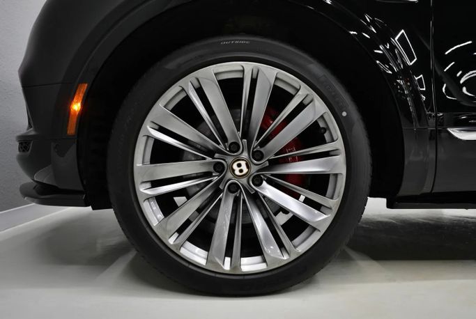 Подержанный Bentley Bentayga I, 6.0 л, 2020 в Шардже от Al Qassem Cars Trading Черный цвет. Американская | AUTO.AE