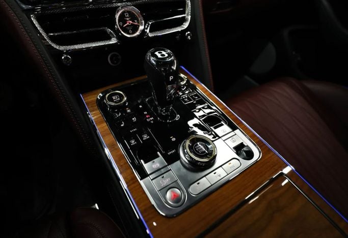 Подержанный Bentley Flying Spur III, 6.0 л, 2022 в Шардже от Al Qassem Cars Trading Черный цвет. Японская | AUTO.AE