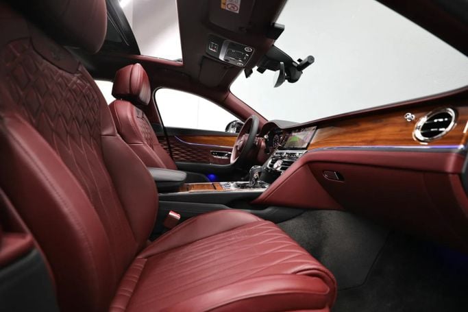 Подержанный Bentley Flying Spur III, 6.0 л, 2022 в Шардже от Al Qassem Cars Trading Черный цвет. Японская | AUTO.AE
