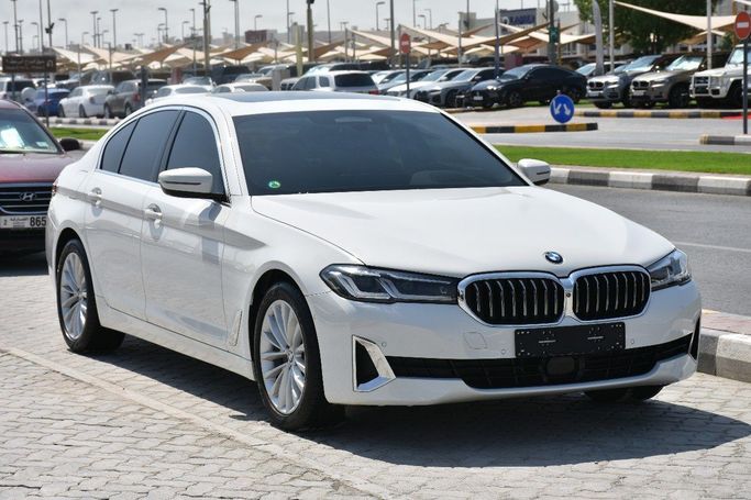 Подержанный BMW 5 Series 520i VIII (G60/G61/G68), 2.0 л, 2023 в Шардже от Alfaris Used Cars Белый цвет.  | AUTO.AE