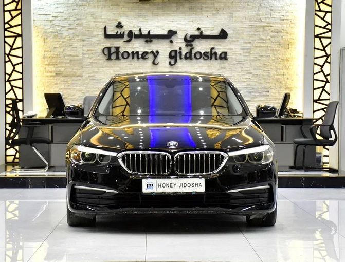 Подержанный BMW 5 Series 520i VII (G30/G31), 2.0 л, 2019 в Шардже от Honey Gidosha Used Cars Tr. Черный цвет.  | AUTO.AE