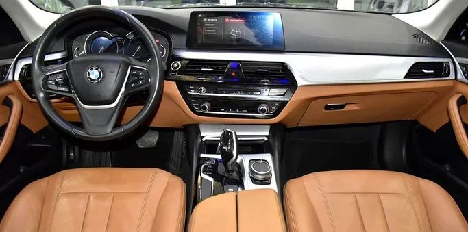 Подержанный BMW 5 Series 520i VII (G30/G31), 2.0 л, 2019 в Шардже от Honey Gidosha Used Cars Tr. Черный цвет.  | AUTO.AE