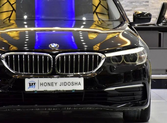 Подержанный BMW 5 Series 520i VII (G30/G31), 2.0 л, 2019 в Шардже от Honey Gidosha Used Cars Tr. Черный цвет.  | AUTO.AE