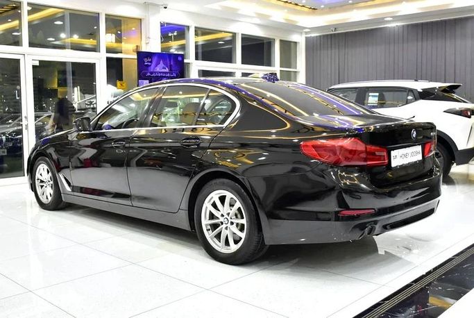 Подержанный BMW 5 Series 520i VII (G30/G31), 2.0 л, 2019 в Шардже от Honey Gidosha Used Cars Tr. Черный цвет.  | AUTO.AE