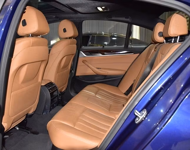 Подержанный BMW 5 Series 530i VII (G30/G31), 2.0 л, 2017 в Шардже от Honey Gidosha Used Cars Tr. Синий цвет.  | AUTO.AE