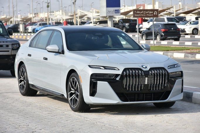 Подержанный BMW 7 Series 740i xDrive VII (G70), 3.0 л, 2024 в Шардже от Alfaris Used Cars Серый цвет.  | AUTO.AE