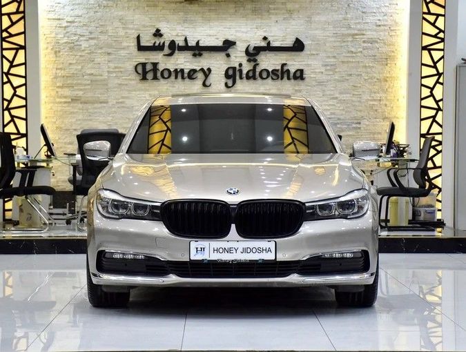 Подержанный BMW 7 Series 730Li VI (G11/G12), 2 л, 2017 в Шардже от Honey Gidosha Used Cars Tr. Бежевый цвет.  | AUTO.AE