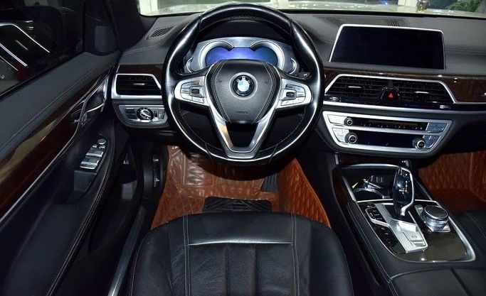 Подержанный BMW 7 Series 730Li VI (G11/G12), 2 л, 2017 в Шардже от Honey Gidosha Used Cars Tr. Бежевый цвет.  | AUTO.AE