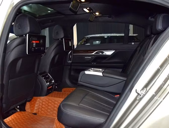 Подержанный BMW 7 Series 730Li VI (G11/G12), 2 л, 2017 в Шардже от Honey Gidosha Used Cars Tr. Бежевый цвет.  | AUTO.AE