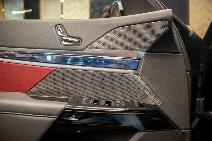 Подержанный BMW 7 Series 735i VII (G70), 3.0 л, 2024 в Шардже от Almarid Motors Черный цвет. GCC | AUTO.AE