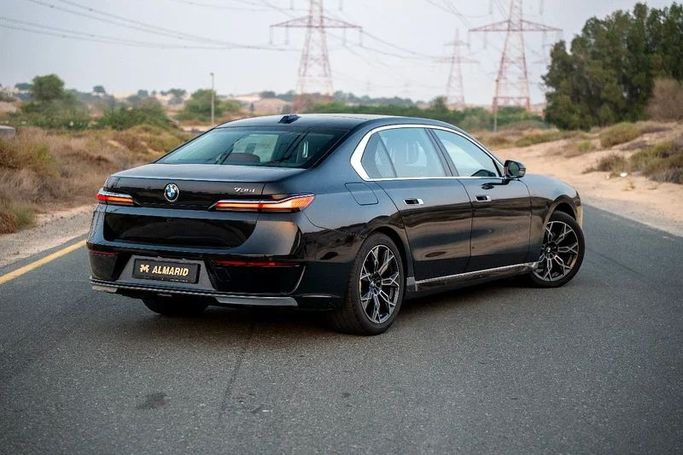 Подержанный BMW 7 Series 735i VII (G70), 3.0 л, 2024 в Шардже от Almarid Motors Черный цвет. GCC | AUTO.AE
