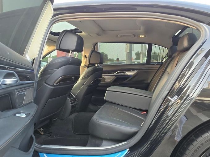 مستعملة BMW 7 Series 740i VI (G11/G12) تجميل الوجه, 3.0 l, 2019 في في الشارقة، اللون أسود. المواصفات الأوروبية | AUTO.AE