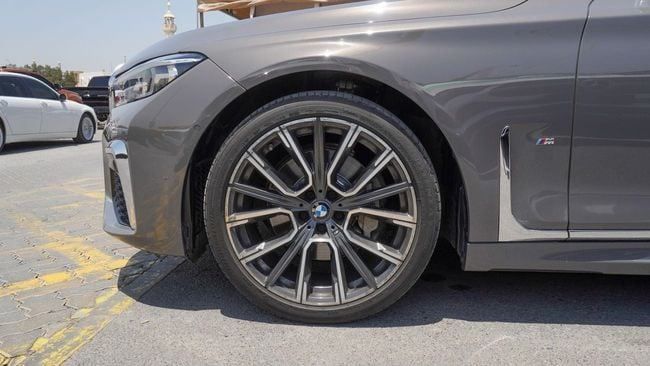 Подержанный BMW 7 Series 730Li VI (G11/G12) Рестайлинг, 2 л, 2020 в Шардже от Alnujoom Al Malakiah Used Cars Серый цвет. GCC | AUTO.AE