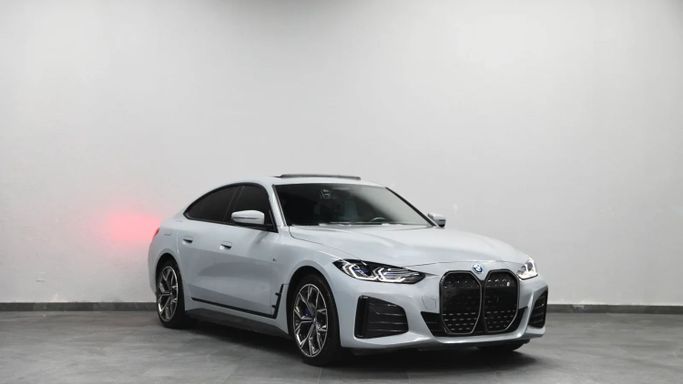 Подержанный BMW i4 eDrive40 G26, 2023 в Шардже от Al Qassem Cars Trading Серый цвет. Корейская | AUTO.AE