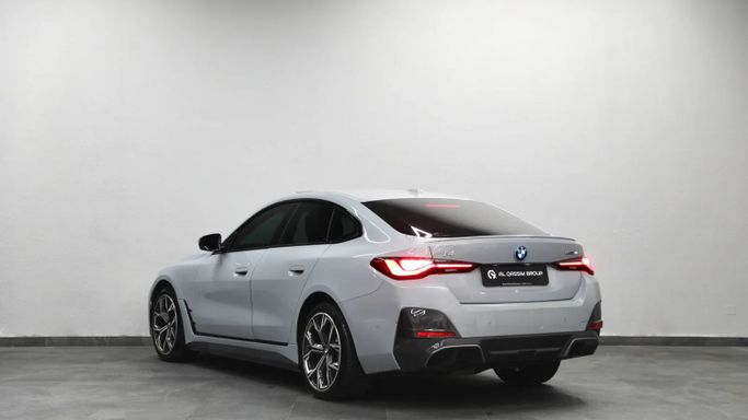 Подержанный BMW i4 eDrive40 G26, 2023 в Шардже от Al Qassem Cars Trading Серый цвет. Корейская | AUTO.AE