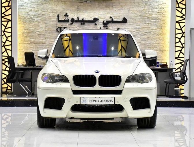 Подержанный BMW X5 M II (E70) Рестайлинг, 4.4 л, 2010 в Шардже от Honey Gidosha Used Cars Tr. Белый цвет. GCC | AUTO.AE