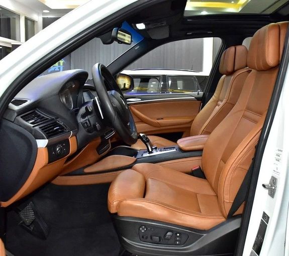 Подержанный BMW X5 M II (E70) Рестайлинг, 4.4 л, 2010 в Шардже от Honey Gidosha Used Cars Tr. Белый цвет. GCC | AUTO.AE
