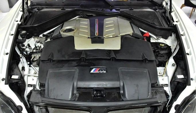 Подержанный BMW X5 M II (E70) Рестайлинг, 4.4 л, 2010 в Шардже от Honey Gidosha Used Cars Tr. Белый цвет. GCC | AUTO.AE