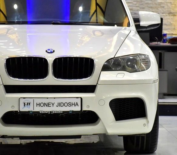 Подержанный BMW X5 M II (E70) Рестайлинг, 4.4 л, 2010 в Шардже от Honey Gidosha Used Cars Tr. Белый цвет. GCC | AUTO.AE