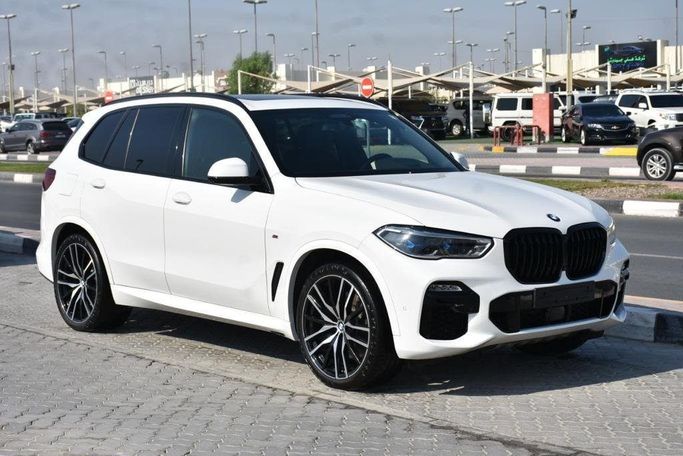Подержанный BMW X5 40i IV (G05/G18), 3.0 л, 2019 в Шардже от Alfaris Used Cars Белый цвет.  | AUTO.AE
