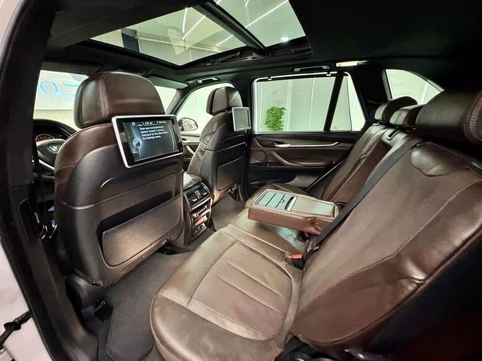 مستعملة BMW X5 50i III (F15), 4.4 l, 2016 في في الشارقة من Ayoon Alhoot Motors، اللون أبيض. مواصفات الخليج | AUTO.AE