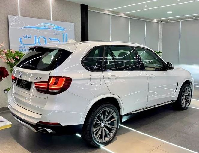 مستعملة BMW X5 50i III (F15), 4.4 l, 2016 في في الشارقة من Ayoon Alhoot Motors، اللون أبيض. مواصفات الخليج | AUTO.AE