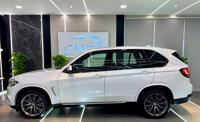 مستعملة BMW X5 50i III (F15), 4.4 l, 2016 في في الشارقة من Ayoon Alhoot Motors، اللون أبيض. مواصفات الخليج | AUTO.AE