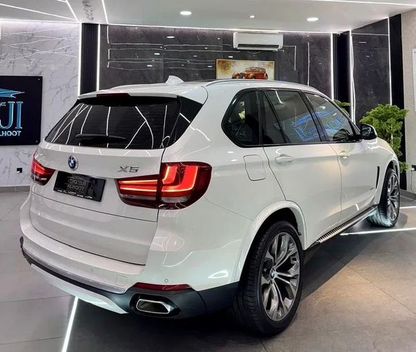 مستعملة BMW X5 50i III (F15), 4.4 l, 2015 في في الشارقة من Ayoon Alhoot Motors، اللون أبيض. مواصفات الخليج | AUTO.AE