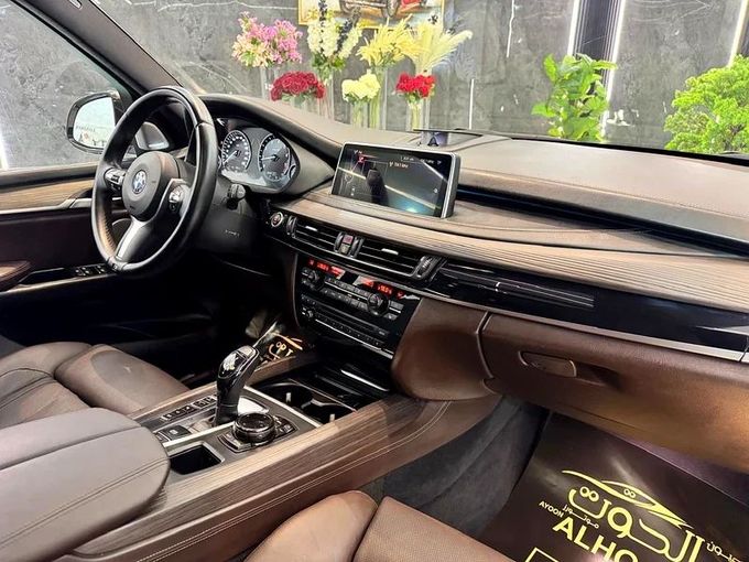 مستعملة BMW X5 50i III (F15), 4.4 l, 2015 في في الشارقة من Ayoon Alhoot Motors، اللون أبيض. مواصفات الخليج | AUTO.AE