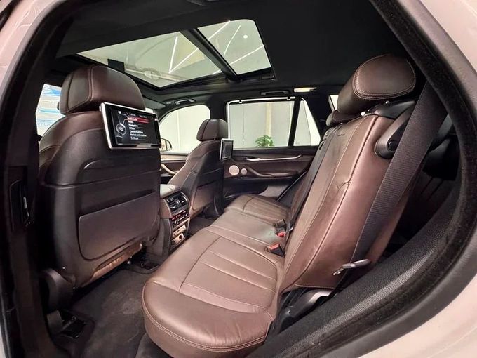 مستعملة BMW X5 50i III (F15), 4.4 l, 2015 في في الشارقة من Ayoon Alhoot Motors، اللون أبيض. مواصفات الخليج | AUTO.AE